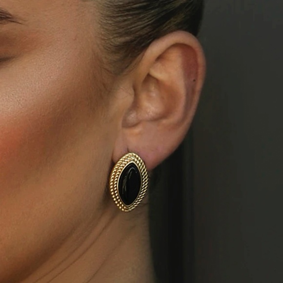 Queen studs - Picture 1 of 3